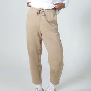 Nike Sportswear Essentials Fleece Curve Pants tan pockets sweatpants